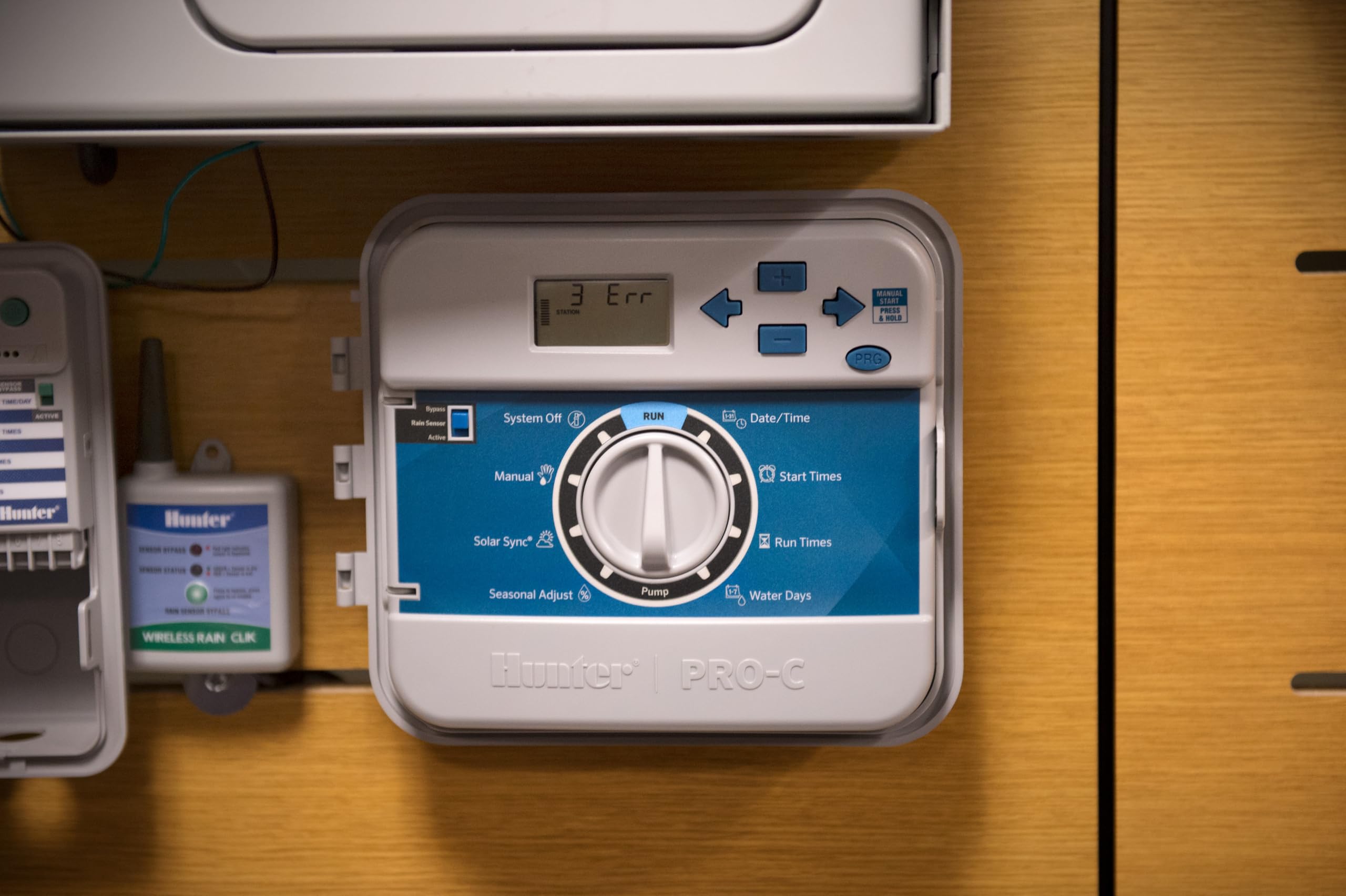 Hunter Rain Clik WRCLIK Wireless Rain Sensor System, Automatic Shutoff for Sprinkler Controllers, Mounts Easily to Gutter or Wall, Compatible with Most Irrigation Controllers - Image 4